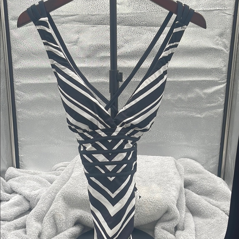HOT SUMMER SALE !! La blanca  Women's swimming suit size 4 tummy control